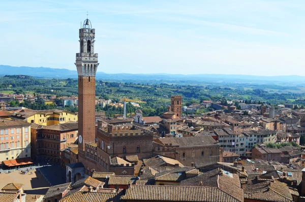 Siena paesaggio con palazzo pubblico e mangia torre — Foto Stock