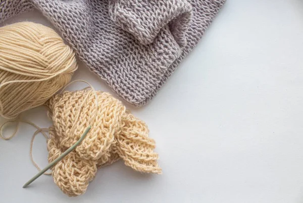 編み物の針と英語の編み物のパターンを持つ毛糸のボールは ウィンドウによって白い背景に横たわっています — ストック写真