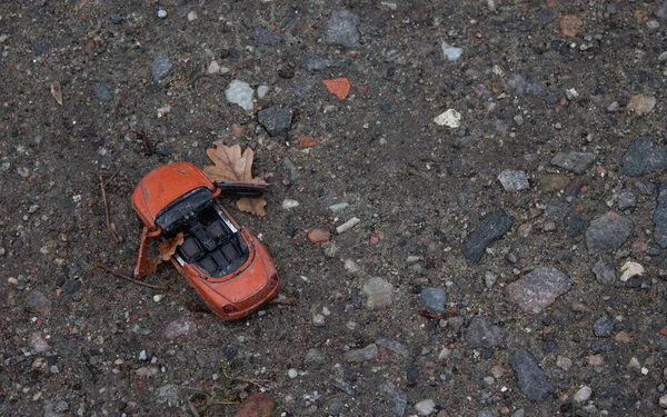 Kırık Oyuncak Üstü Açık Araba Kaldırımlı Bir Yolda Terk Edilmiş — Stok fotoğraf
