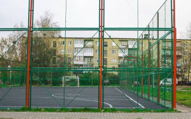 Konut binalarının yakınında futbol ve basketbol oynamak için parlak çocuk parkı