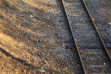 Demiryolu ve yerde raylar Sabah küçük taşlarda