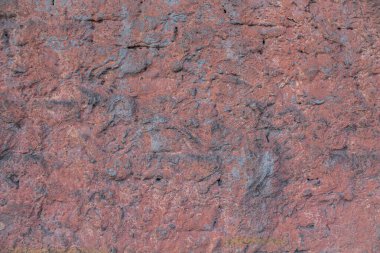 Çitin üzerindeki desenli kırmızı tuğla duvar