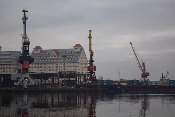 Hijskranen Gebouwen Het Water Dijk Stad Kaliningrad Vroege Ochtend — Stockfoto