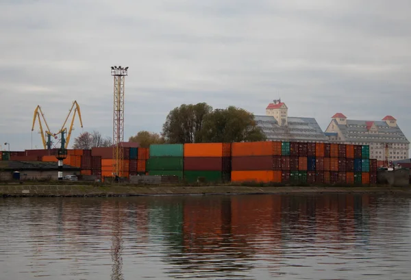 Containers met lading in de haven op de achtergrond van gebouwen bij dageraad — Stockfoto