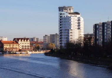 Nehir kenti yakınlarındaki modern yüksek bir bina.