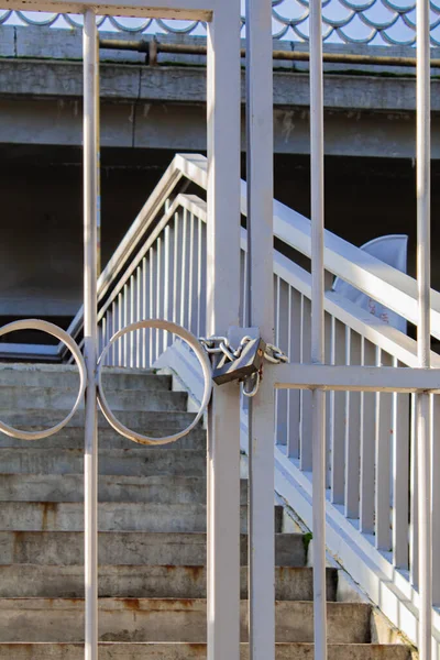 Puertas cerradas en las escaleras en el puente —  Fotos de Stock