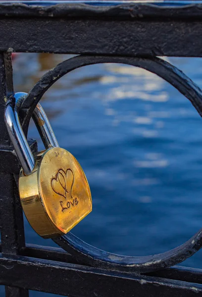 Zamek Miłości na moście w pobliżu rzeki — Zdjęcie stockowe