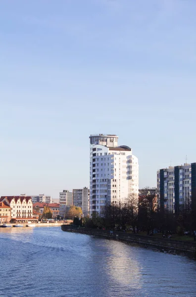 Een modern hoog gebouw vlakbij de rivier — Stockfoto