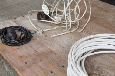 Sokakta ışıklandırma için kablolar ve fişekler. 