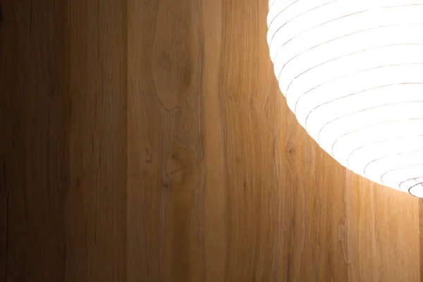 A round lampshade illuminates the wall in the room — Stock Photo, Image