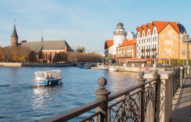 Öğleden sonra Kaliningrad balık köyünde çekim 