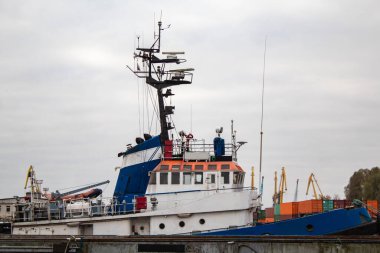 Kıyıya yakın küçük bir gemi Parlak gökyüzüne karşı