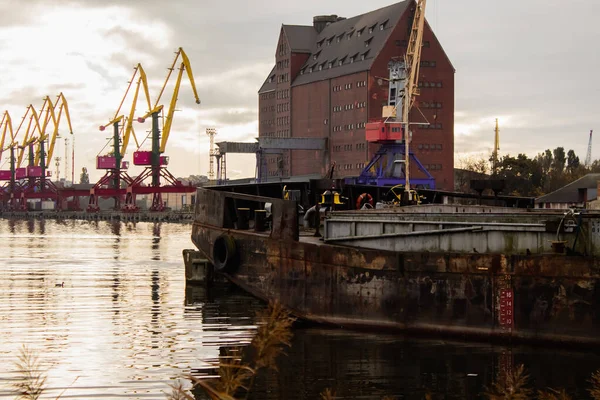 Workshop in de haven aan de waterkant — Stockfoto
