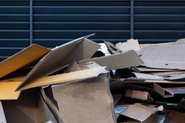 Mağaza yakınlarındaki ithal ürünlerin gereksiz kağıt kutularını katladı