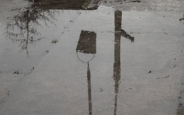 Reflejo de un cubo de un pozo en un charco —  Fotos de Stock