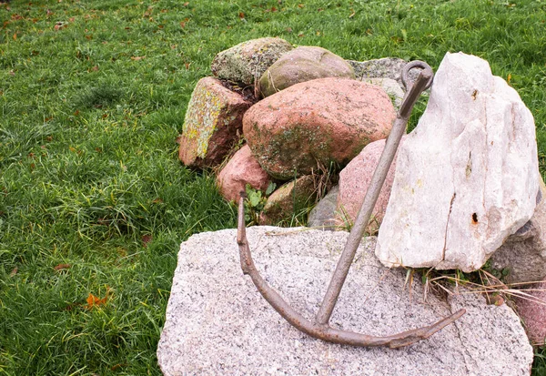 Alter eiserner Anker an Land auf Felsen — Stockfoto