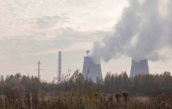 Warmtekrachtcentrale in Kaliningrad in de verte die stoom produceert — Stockfoto