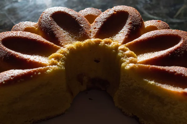 Beyaz yuvarlak bir tabakta çiçek şeklinde bir limonlu turta. — Stok fotoğraf