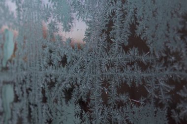 Penceredeki kar desenleri açık koyu tonlarda