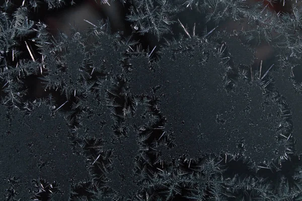 Фон снігові візерунки на вікні в темних тонах — стокове фото