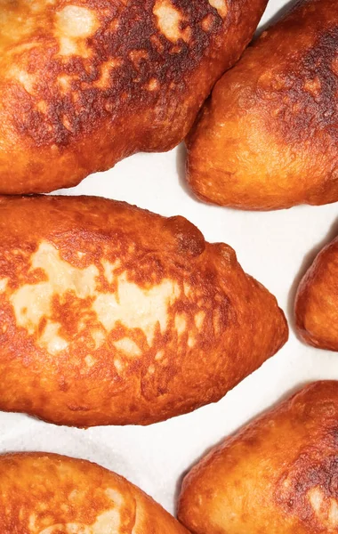 Beyaz arka planda yağlı turtalarda kızartılmış. 