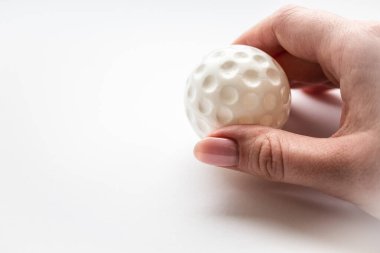 Beyaz arka planda plastik beyaz top 