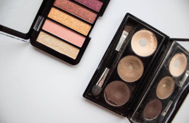 Yenisini aç ve beyaz arka planda parlak gölgeleri olan eski soluk gölgeyi