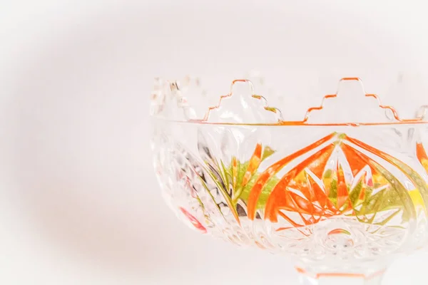 Яскравий, соковитий, красивий мармелад у скляній вазі на білому тлі — стокове фото
