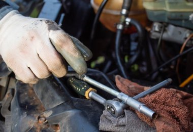 Kafalar için cırcır anahtarı arabadaki motorun arka planında yatıyor.