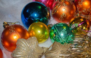 Parlak Noel ağacı topları, yaldızlı yıldızlar ve yakın plan altın kabarık çelenkler. 