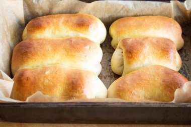 Parşömen kâğıdının üstündeki fırında pişmiş çörekler.