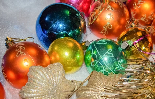 Bolas de árvore de Natal brilhantes, estrelas douradas e guirlanda fofa dourada close-up — Fotografia de Stock