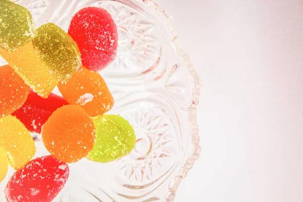Světlé, šťavnaté, krásné marmelády ve skleněné váze na bílém pozadí — Stock fotografie