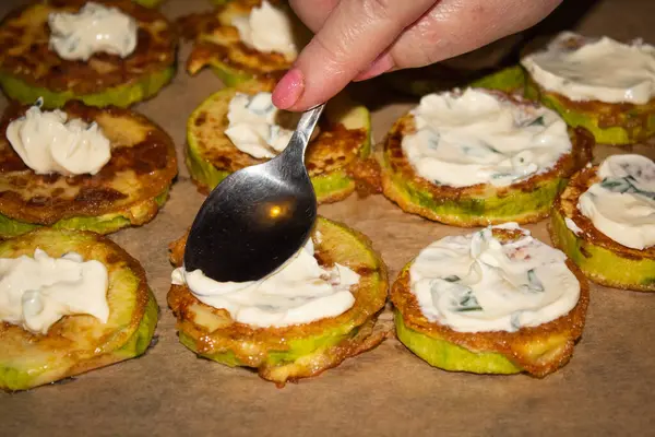 Lepel smeer mayonaisesaus op gebakken courgettes voor het bakken — Stockfoto