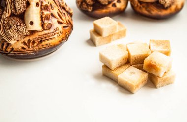 Güzel bir seramik setin arka planında bir avuç şeker