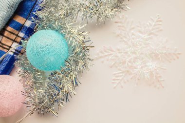 Balonlardan çelenkler ve gümüş süslemeler bir kar tanesinin yanında