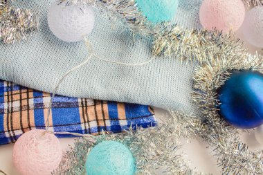 Fotoğrafın kenarında balonlardan ve gümüş süslemelerden oluşan bir çelenk.