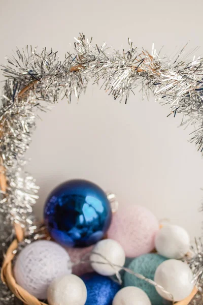 Composição de Ano Novo em uma cesta de vime com bolas e grinaldas — Fotografia de Stock