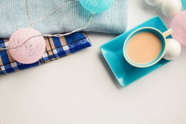 Bir fincan kahve, Noel süslemeleri ve bir çelenk.