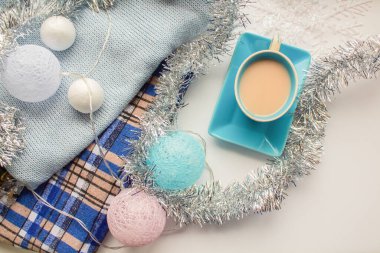 Yeni yıl dekorasyonuna yakın bir yerde fincanda kahve.