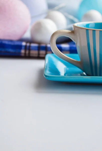 青い布と青い縞模様のカップに雪の模倣 — ストック写真