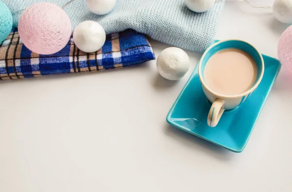 コーヒーの青いカップの近くの青い布に雪の模倣 — ストック写真