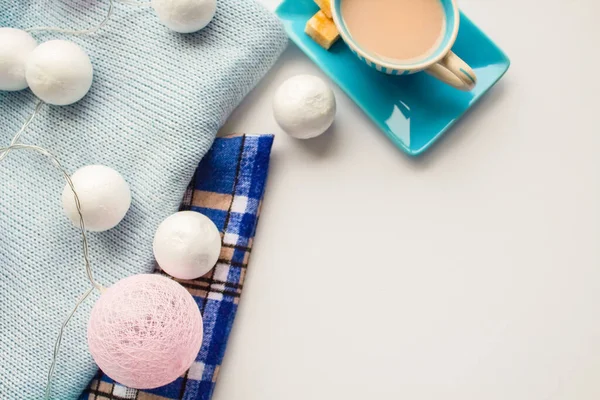 Imitation de neige sur tissu bleu près de la tasse bleue de café avec du lait — Photo