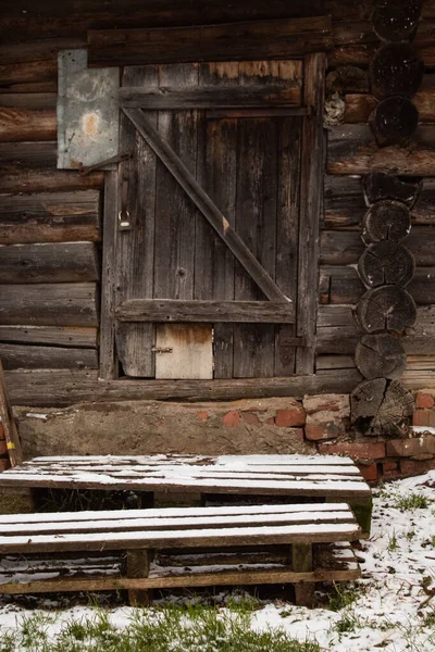 Tür aus Brettern in Holzbau von Baumstämmen in der Landschaft — Stockfoto