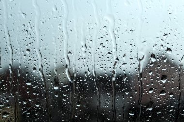 Pencereye damlayan yağmur damlaları.