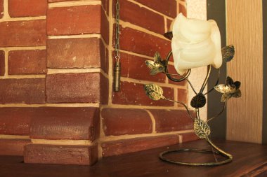 Evdeki şöminede yanmış beyaz mum.