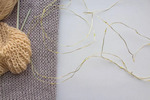 Uma bola de fio de lã com agulhas de tricô e um padrão de tricô inglês estão em um fundo branco junto à janela — Fotografia de Stock