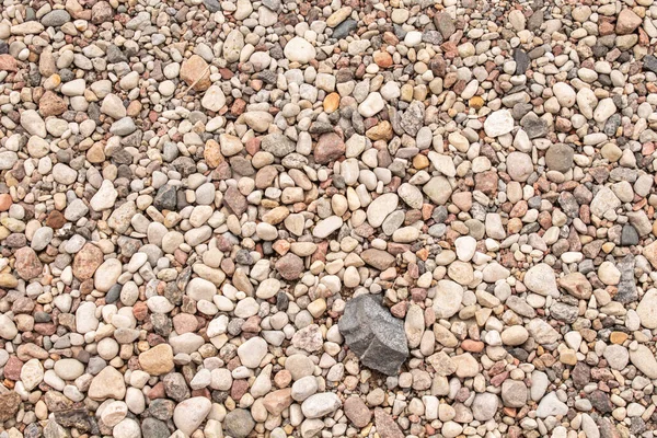 Pequenas pedras multicores drenagem no pátio — Fotografia de Stock