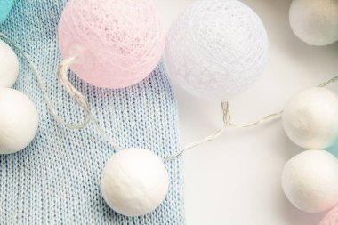 Yumuşak bir odak noktasında pembe ve beyaz balonlardan ve yapay kardan oluşan bir çelenk