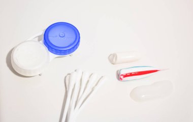 Mercek kutusu, kulak kepçesi ve hijyen için diş macunu.